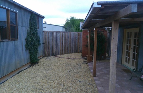 Canowindra Apartment | Private self contained stand-alone studio with full kitchen
