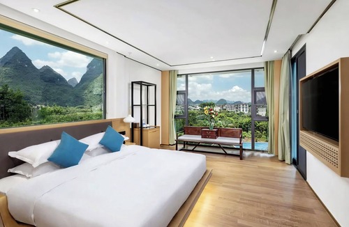 Yangshuo Hotel | Puyua Sky Pool Panoramic Resort