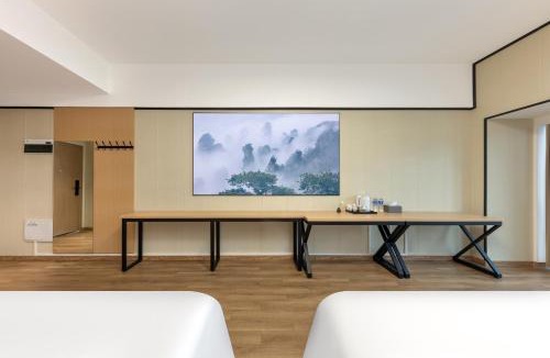 Yongding Hotel | Qimiju Hotel Zhangjiajie Dayong Ancient City BranchCentral Business District , close to Tianmen Cableway , Spacious Room With Projector and Washing Machine , 24h Butler Service , Attraction Tickets Service