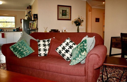 Wooragee Cottage | Quiet Comforts: Ideal Cottage for a Peaceful Country Getaway in Beechworth, Victoria