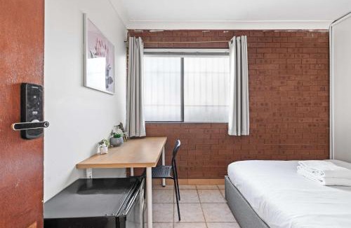 Liverpool House | Quiet Crescent Stay in Liverpool - Comfortable Double Room - Shared Bathroom