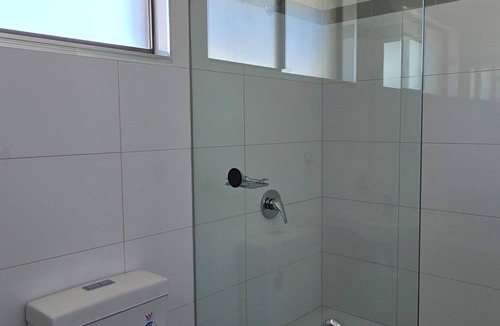 Lakes Entrance Hotel | Quiet location across from the Lake. Easy walk into town.