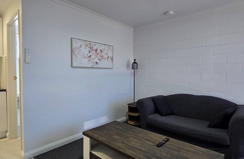Lakes Entrance Hotel | Quiet location across from the Lake. Easy walk into town.