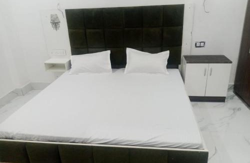 Vrindavan Hotel | Radhe krishna Radiant
