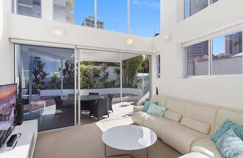 Coolangatta House | Rainbow Bay Villa - Spacious and Luxurious