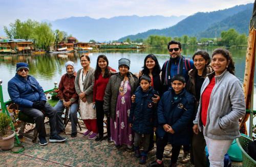 Dal Lake Boat Rental | Raja's Palace Houseboat - Kashmir