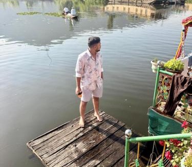 Dal Lake Boat Rental | Raja's Palace Houseboat - Kashmir