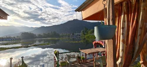 Dal Lake Boat Rental | Raja's Palace Houseboat - Kashmir
