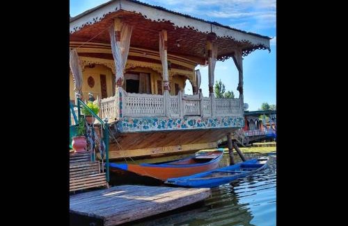 Dal Lake Boat Rental | Raja's Palace Houseboat - Kashmir