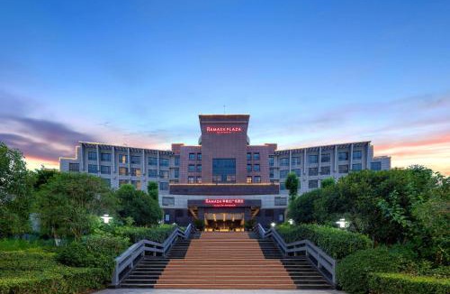 Dazu County Hotel | Ramada Plaza by Wyndham Chongqing West