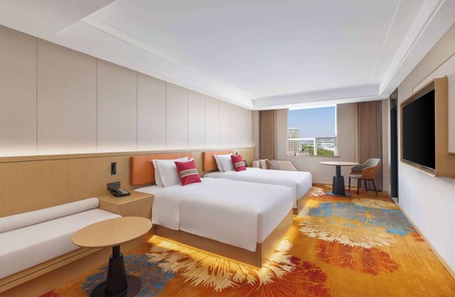 Echeng District Hotel | Ramada Plaza by Wyndham Ezhou Binjiang