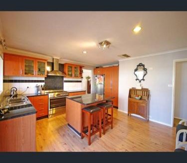 Endeavour Hills House | ravenhill house