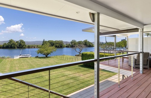South Murwillumbah House | Reflections on the Tweed - Waterfront Pet Friendly Home with Boat Pontoon! Min. 3N - Linen Provided