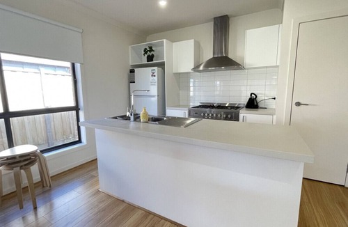 Melton South House | Relax 5 BRMS Rental house Netflix Parking Wifi near Melton