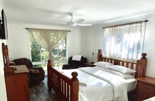 Mooball House | Relaxed Rustic style Country home, bush fire pit, 10 min from Pottsville beach