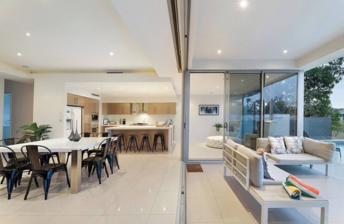 Broadbeach Waters House | Relaxed waterfront living