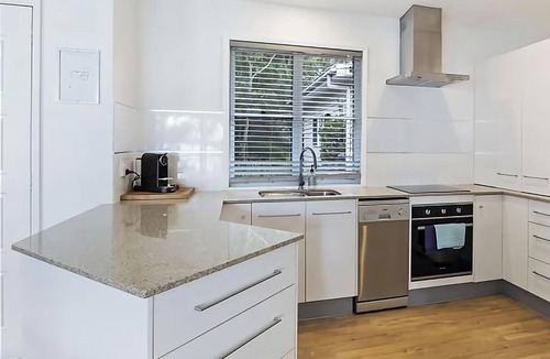 Summerland Point House | Relaxing Getaway - Waterfront Cottage