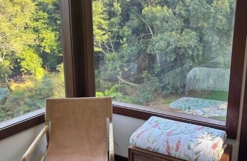Repton House | Repton river views w heated pool