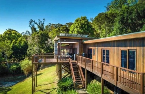 Repton House | Repton river views w heated pool
