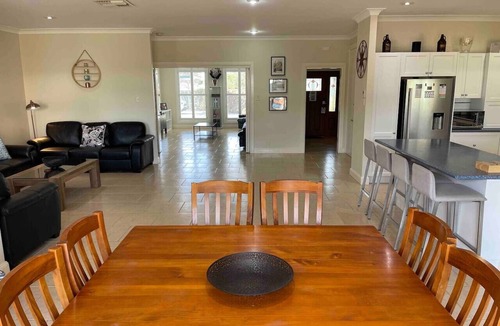 Central Mudgee House | Resort style villa with pool “Rest Easy Mudgee”