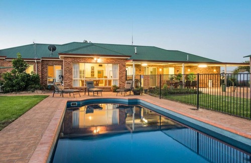 Central Mudgee House | Resort style villa with pool “Rest Easy Mudgee”
