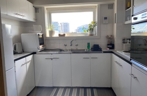 Kirribilli Apartment | Retro Sydney Harbour-view- Free Parking