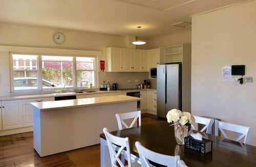Devonport Villa | Riverbank villa