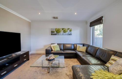 Rivervale House | Rivervale Retreat - Spacious Family Living