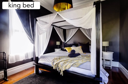 Brukunga House | romantic getaway with king bed