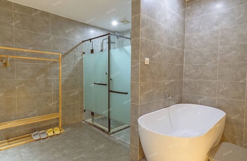 Emeishan House | Room-heinemann Hotel Courtyard or Terrac