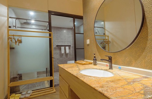 Emeishan House | Room-heinemann Hotel Courtyard or Terrac