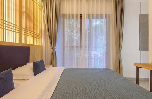 Emeishan House | Room-heinemann Hotel Courtyard or Terrac