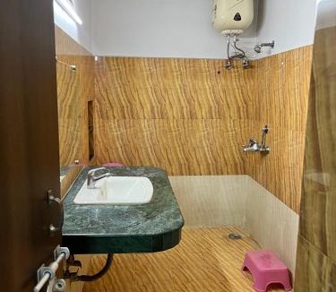 Gomti Nagar House | Room in the Heart of Gomti Nagar