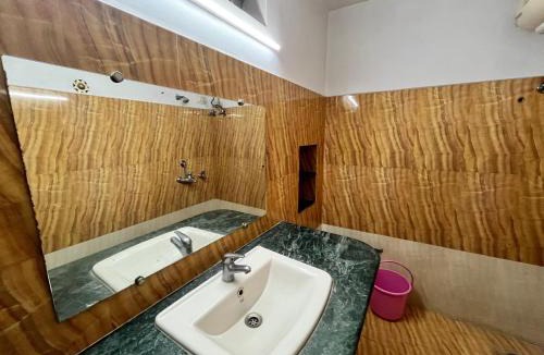 Gomti Nagar House | Room in the Heart of Gomti Nagar
