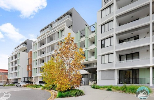 Rosebery Apartment | Rosebery 2BR Apartment: Free Parking & CBD Access