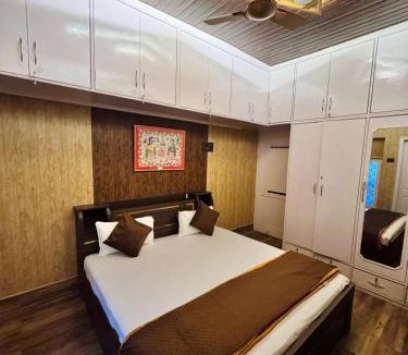 Mahmoorganj Apartment | Royal Roots VNS - Entire Place