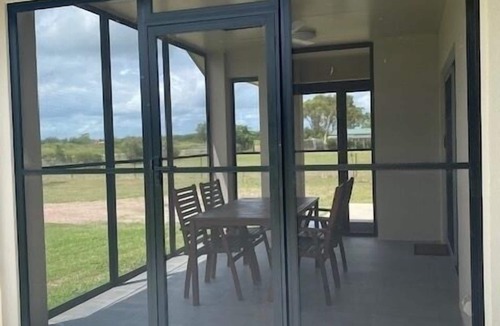 Gumlow House | Rural Setting - Close to shops, Townsville Hospital and Riverway