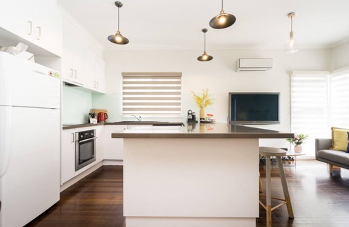 Rye House | RYE Classic- 4bed, perfect location-up to 13 guests, foxtel- BONUS* NIGHTS OFFER