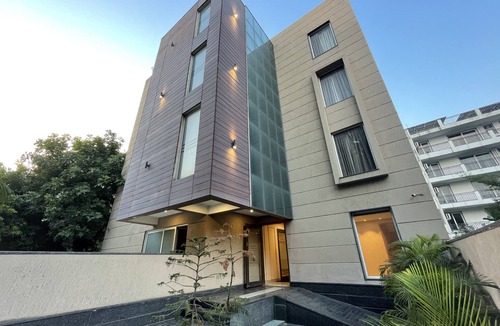 DLF Phase 5 Hotel | Saltstayz Select - Galleria Market & Golf Course Road