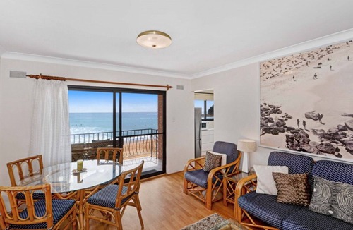 Avoca Beach Apartment | Sandy Cheeks - Sunny Beachfront Location