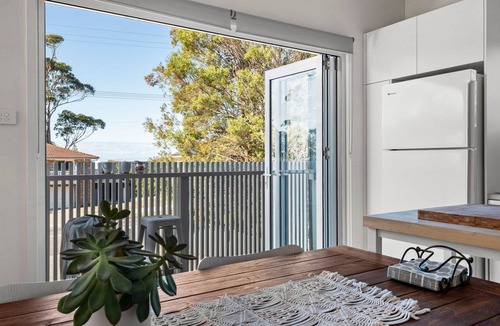 Narrawallee House | Sandy Feet Retreat 2 mins walk to the beach