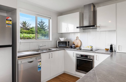 Middleton House | Sea Breeze—Spacious Family Escape near Surf Beach