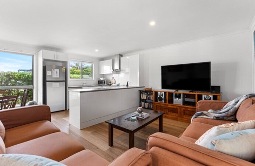 Middleton House | Sea Breeze—Spacious Family Escape near Surf Beach