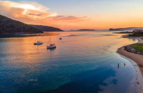 Ettalong Beach House | SeaBreeze at Ettalong Spacious Coastal Retreat