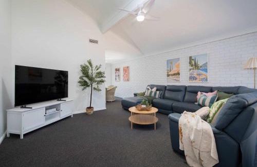 Ettalong Beach House | SeaBreeze at Ettalong Spacious Coastal Retreat