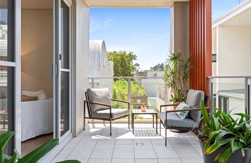 Newport Apartment | Seaside Retreat with Parking and Balcony