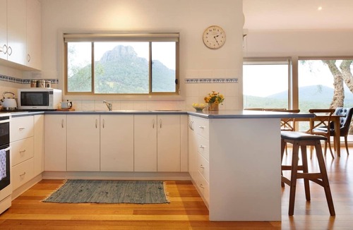 Dunkeld Cottage | Secluded Grampians Cottage with Mountain Views & Wildlife