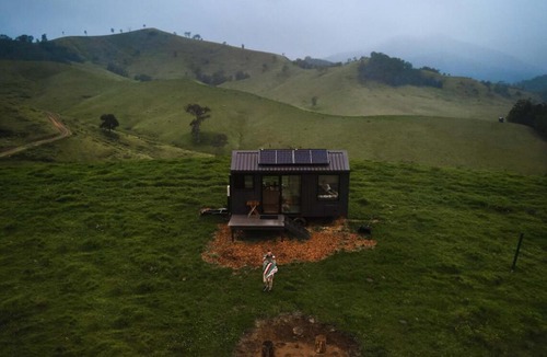 Gloucester Tops House | Secluded Off-Grid Cabin Valley View - Pet Friendly - Sufjan