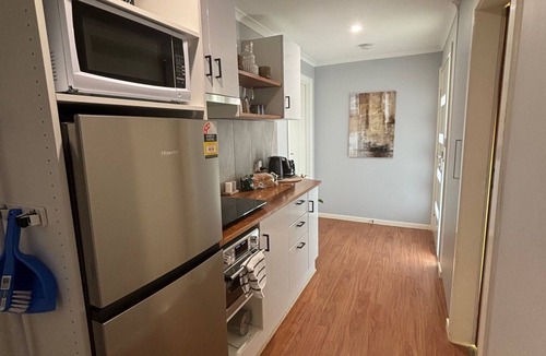 Swan Hill House | Self contained studio boasts a clean homely feeling, fully self contained.