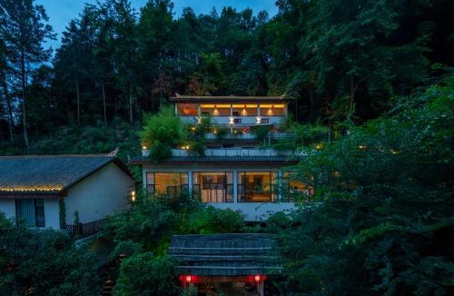 Fenghuang Hotel | Serene Peaks Courtyard-Free pick-up-Free Laundry